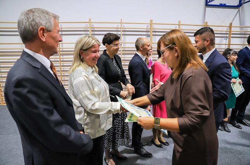 Nauczyciele sercem szkoły – światło przeszłości, nadzieja przyszłości